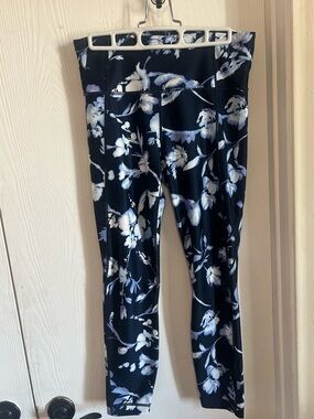 Athleta Salutation 7/8 Tights Size M Water Flower Print